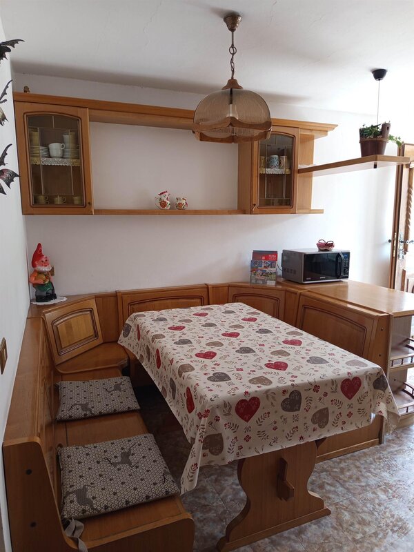 Cucina con microonde e giro panca
